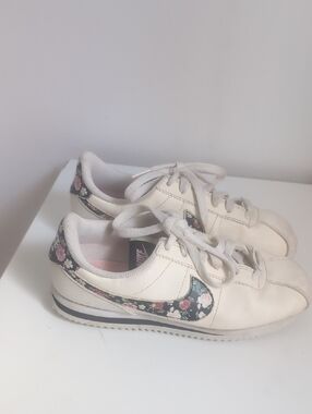 Girls Nike Sneakers White Floral Accent , Size 4Y